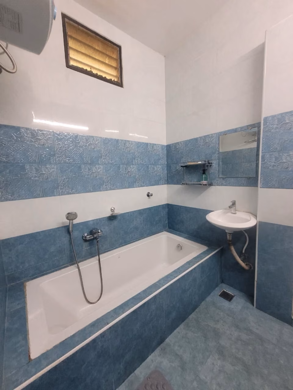 Bathtub bathroom for Room 1