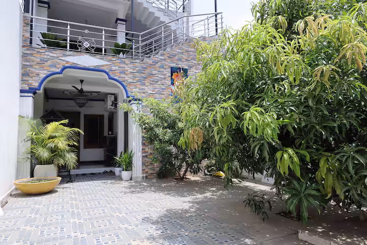 Nivaa Stays full house exterior courtyard